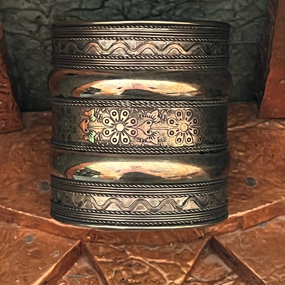 Silver Floral Patterned Bracelet - Picture 2 of 10